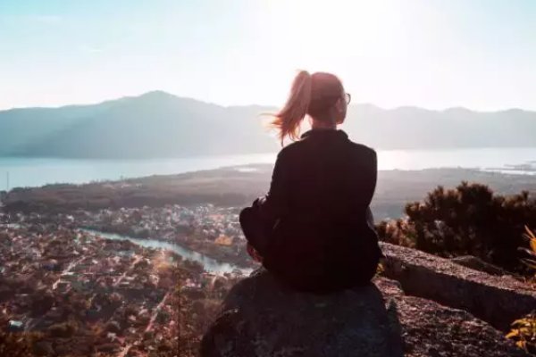 人勤春来早，奋进正当时，功到秋华实。