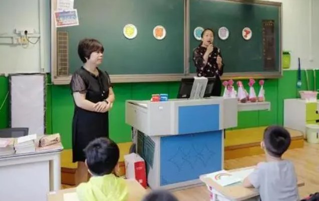 中秋菊盛开――打一成语? ( )a.、闭月羞花b.、花好月圆c.、众星拱月d.、月黑