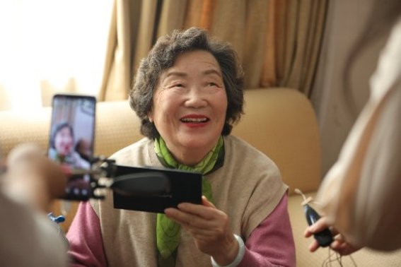 跟老阿姨去玩很开心的句子