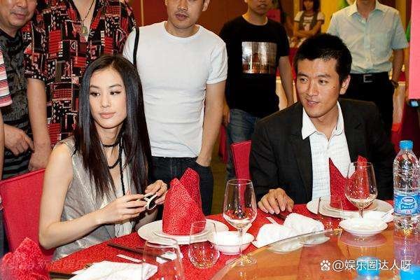 杨子说母亲赚了公司第一笔钱，他母亲就是个传奇人物，她母亲经历了什么？