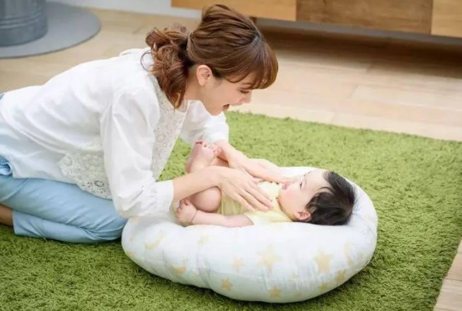 宝宝～坐上来自己摇是什么意思