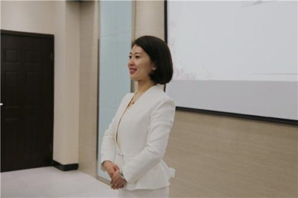 高一女生遭同班男生殴打，路过老师看到为何不制止？