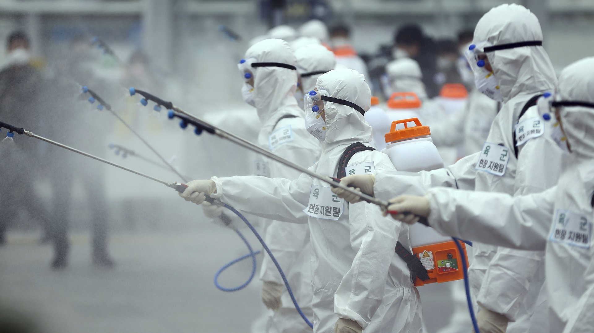 如何看待新冠阳性男子篡改核酸报告回国？如何避免此类情况发生？