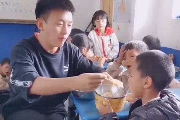 学生考100分老师奖励了男学生什么，让同学们纷纷露出羡慕的表情？