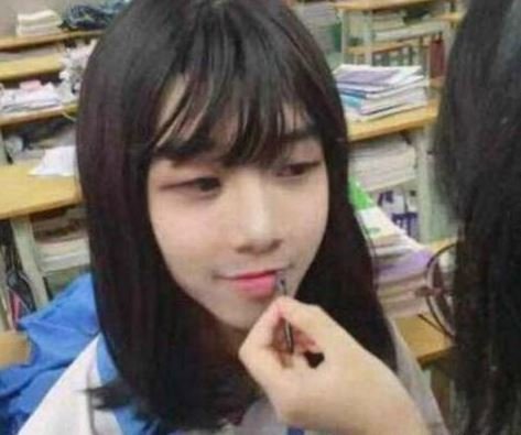 我是一个男孩子，被女同学打扮成女孩子了怎么办