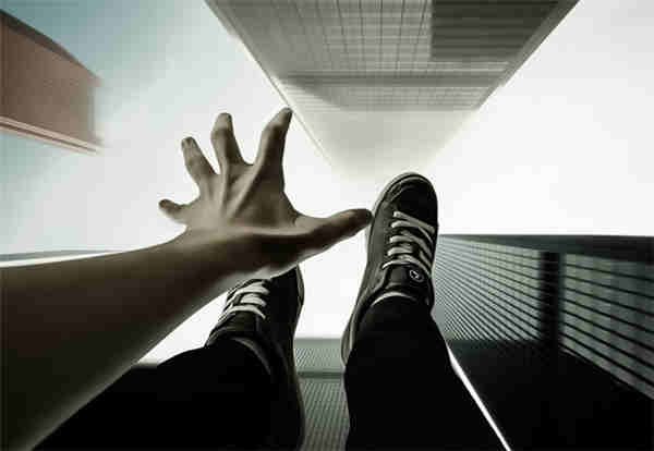 启东3名6年级女生从5楼坠落,发生坠楼的原因是什么?