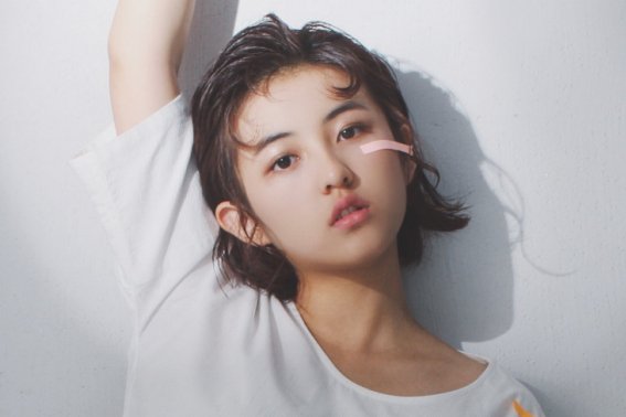 张子枫浓妆直播引争议,“大红唇”遭群嘲,网友:21岁不该如此,你咋看?