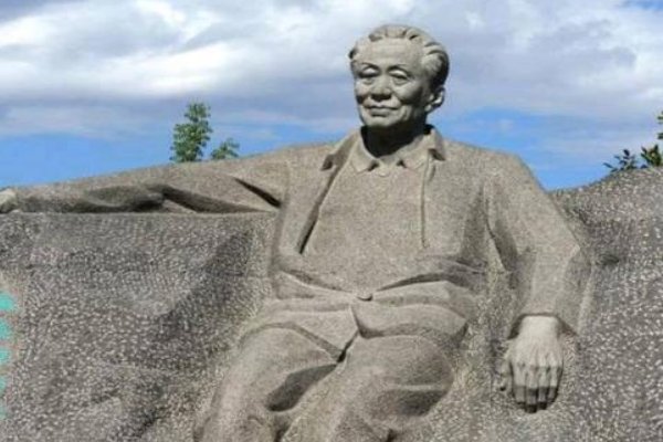 艾青的《鱼化石》的意象有哪些？