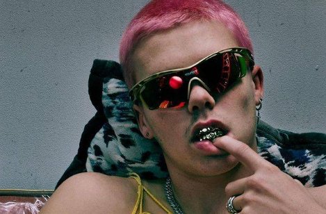 贝克汉姆17岁小儿子首登封面!粉色头发吸睛,大秀6块腹肌,你怎么看呢?