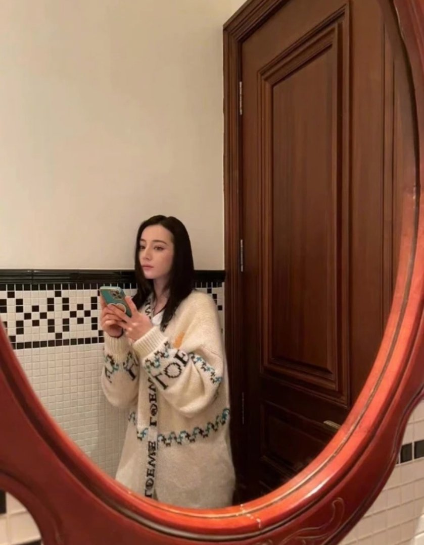 迪丽热巴毛茸茸的冬天plog，提醒粉丝注意保暖，她究竟有多宠粉？