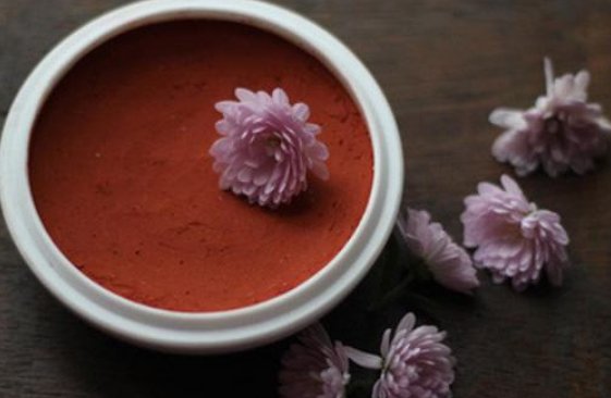 古代女性化妆用的胭脂，是得名于地名还是植物名？