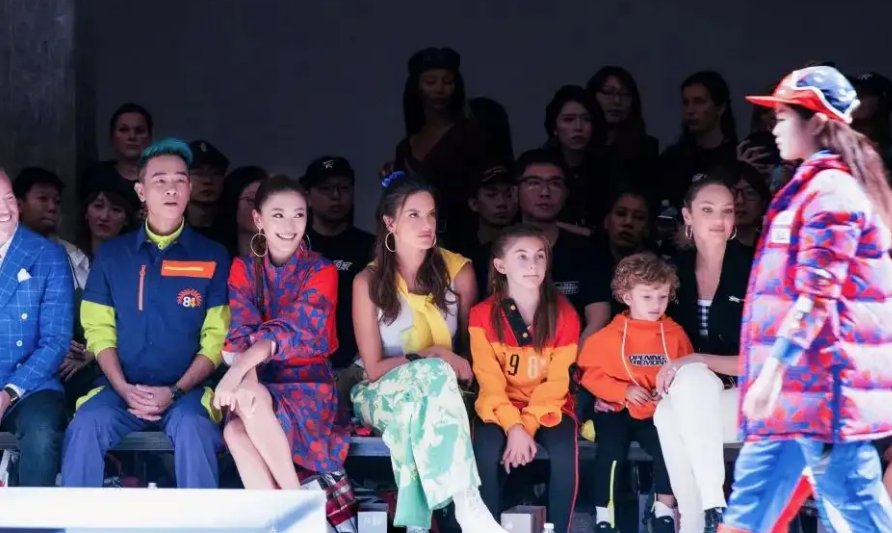 山东10后姐弟俩登上纽约时装周，这种经历对于孩子的发展好么？