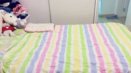 山东女子大扫除发现母亲床上铺11层垫被,你的父母是否也有类似的举动?