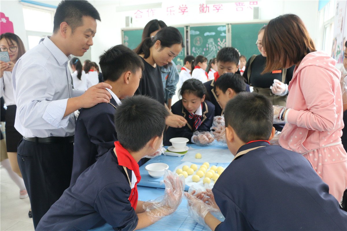 小学生卖自制月饼筹集善款，一小时内卖出3322元，这笔钱会用于什么？