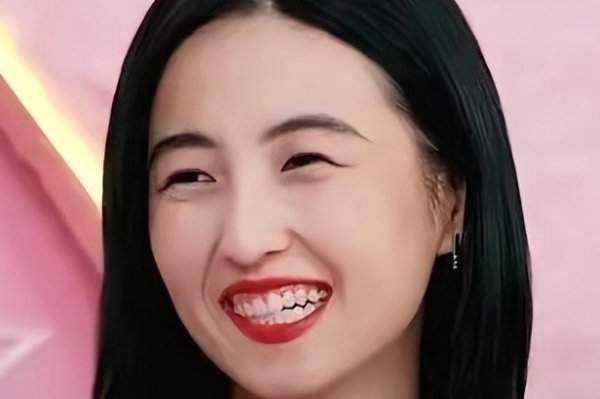 张子枫浓妆直播引争议,“大红唇”遭群嘲,网友:21岁不该如此,你咋看?