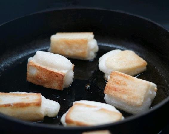 女子晚饭炸糍粑,下锅后全蹦出噼里啪啦像放鞭炮,是哪一环节出了问题?