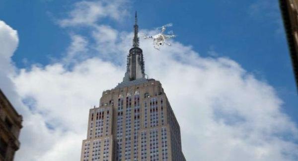 放飞无人机撞了纽约帝国大厦的那个人，后来怎么样了？