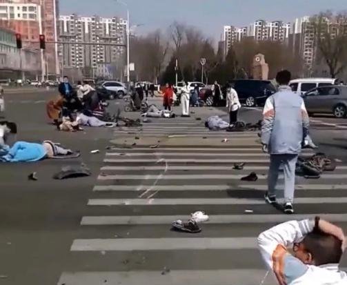 河北一地学生放学过马路,被撞一地,总有人忘记开车一慢二看三通过