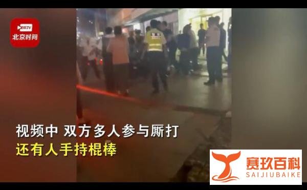 青岛海底捞员工与保安当街斗殴 这是咋情况？