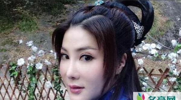 杨丽菁三级是什么梗 杨丽菁妩媚外形吸引粉比无数