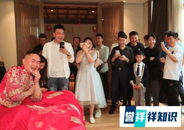 岳父身穿秀禾服假扮新娘，新郎接亲猛亲一口，掀起盖头却被吓跑