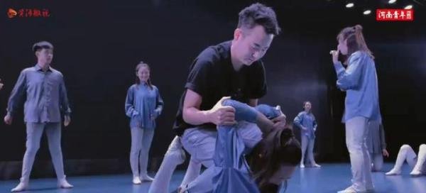 聋哑舞者排练现场的无声党史课 这是咋情况？