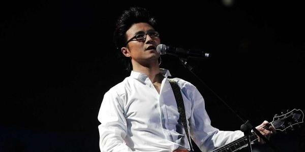 中国好声音中 有一位唱的歌 歌词记得是 我希望你明白，我在你身旁。 是什么歌