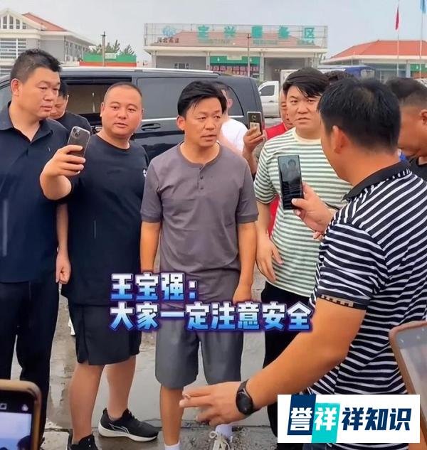 王宝强亲临灾区！车队送物资，朴实形象再次感动众人！