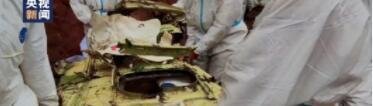 救援人员用手一点点挖出遗物 这是咋情况？