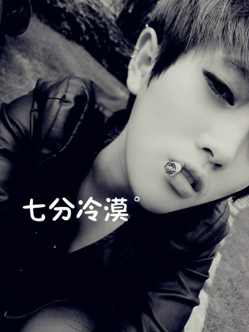 求几张QQ男生带字伤感皮肤。