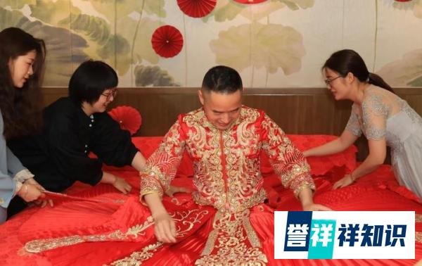 岳父身穿秀禾服假扮新娘，新郎接亲猛亲一口，掀起盖头却被吓跑