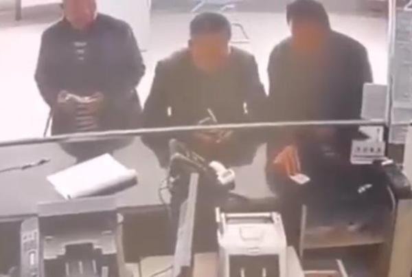 银行女柜员验钞机里摸到老鼠 这是咋情况？