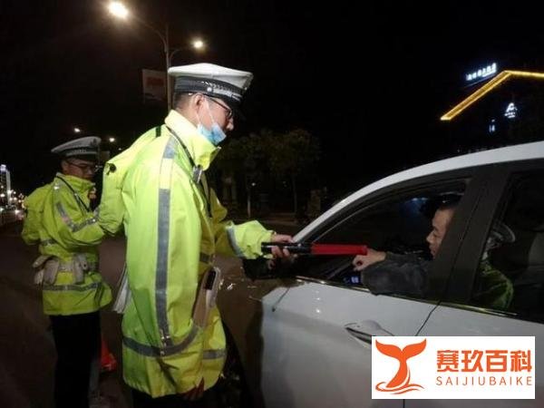 广西：男子为逃避交警查酒驾，居然深夜钻入陌生女子家中睡觉