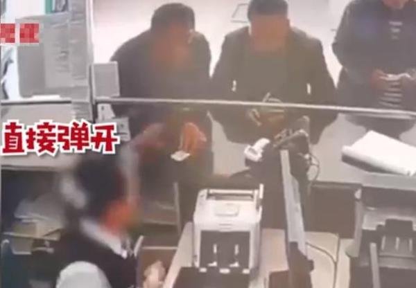 银行女柜员验钞机里摸到老鼠 这是咋情况？