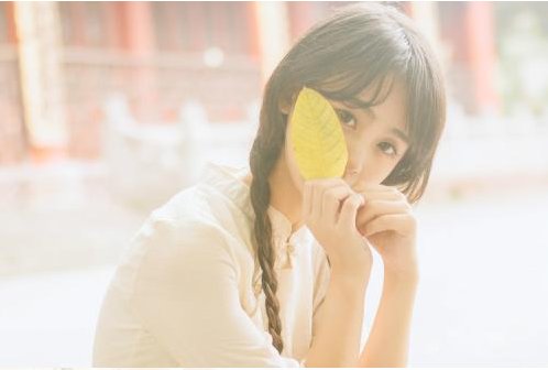 袅娜少女羞，岁月无忧愁。出处？什么意思？