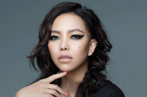 外面下着雨 犹如我心血在滴是什么歌