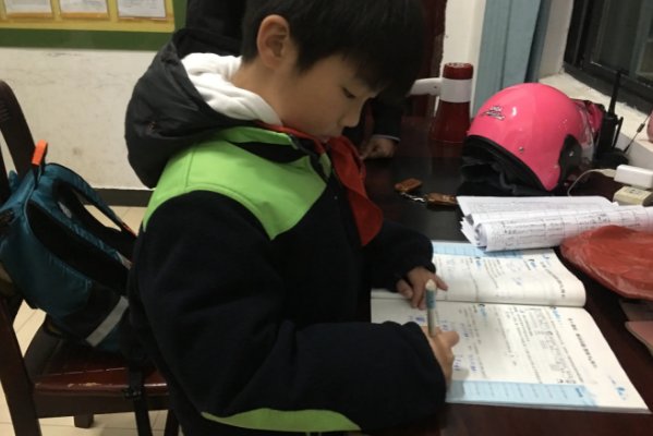 坐在叔叔棍子上写作业好吗视频