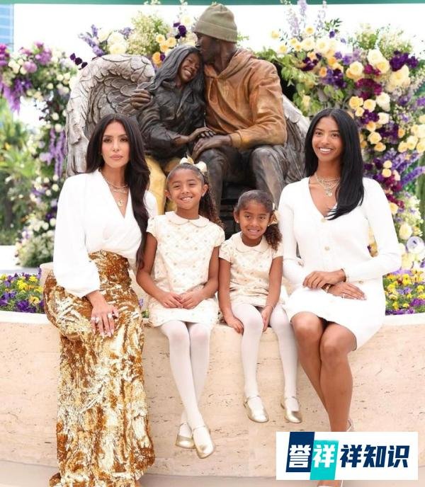 泪目！瓦妮莎晒全家福，和科比雕像合影，一家六口终于再次同框