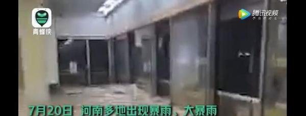 暴雨中男子救人失败 双双被冲走 这是咋情况？