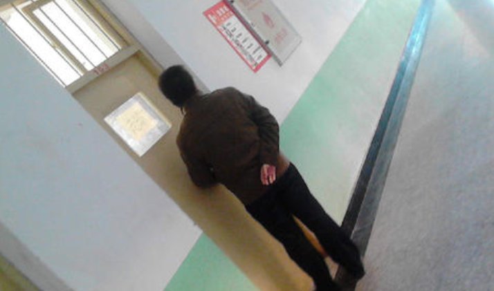 班主任在教室玻璃贴太阳膜，作为家长你是什么看法？