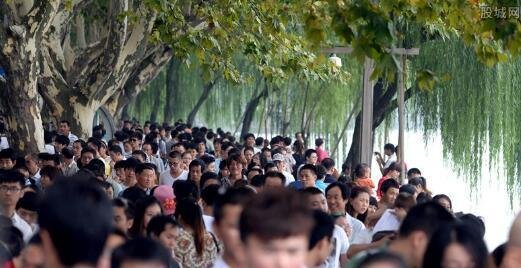 上海游客滞留北海:解封后出游又被困 这是咋情况？