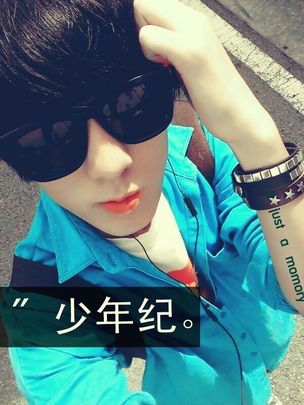 求几张QQ男生带字伤感皮肤。