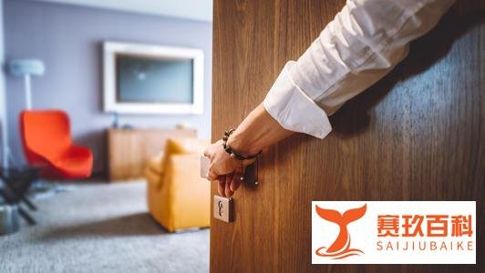 广西：男子为逃避交警查酒驾，居然深夜钻入陌生女子家中睡觉