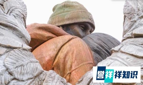 泪目！瓦妮莎晒全家福，和科比雕像合影，一家六口终于再次同框