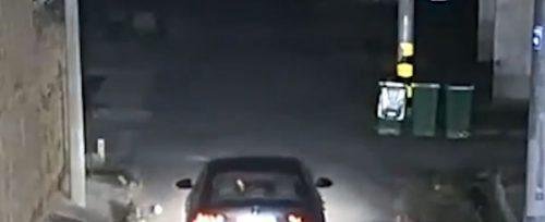 心真大！醉驾男子撞翻车又爬回车内酣睡 试图蒙骗警察