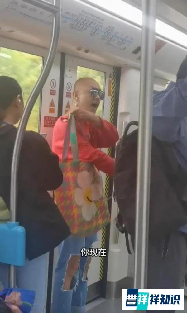 地铁惊现不雅行为，男子嚣张回击乘客指责：我是女的！