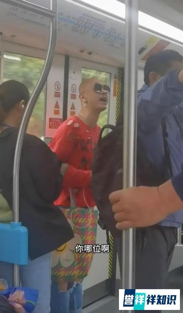 地铁惊现不雅行为，男子嚣张回击乘客指责：我是女的！