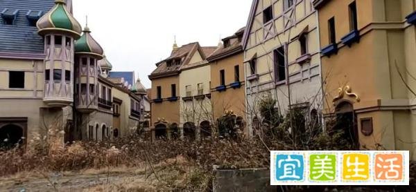 江苏句容曾经富丽堂皇的超大文化旅游城，如今破烂不堪