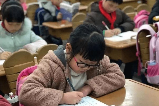 坐在叔叔棍子上写作业好吗视频