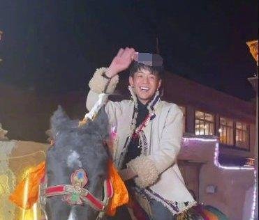 丁真骑了刘昊然在理塘摸过的马 这是咋情况？